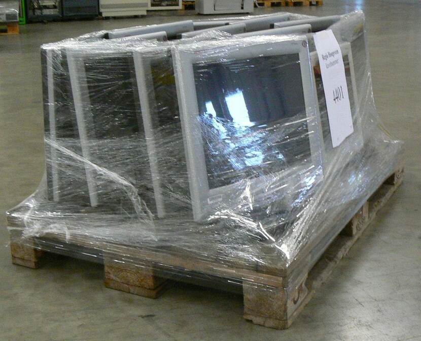 Pallet met beeldschermen