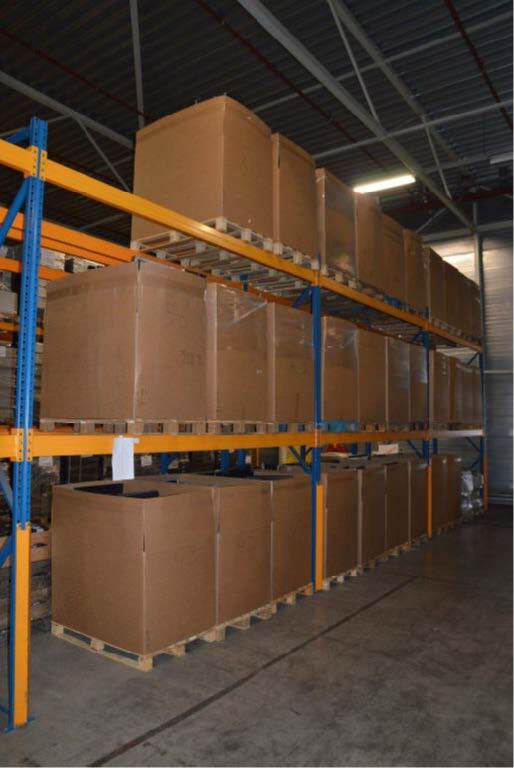 Palletboxen met monitors in stelling